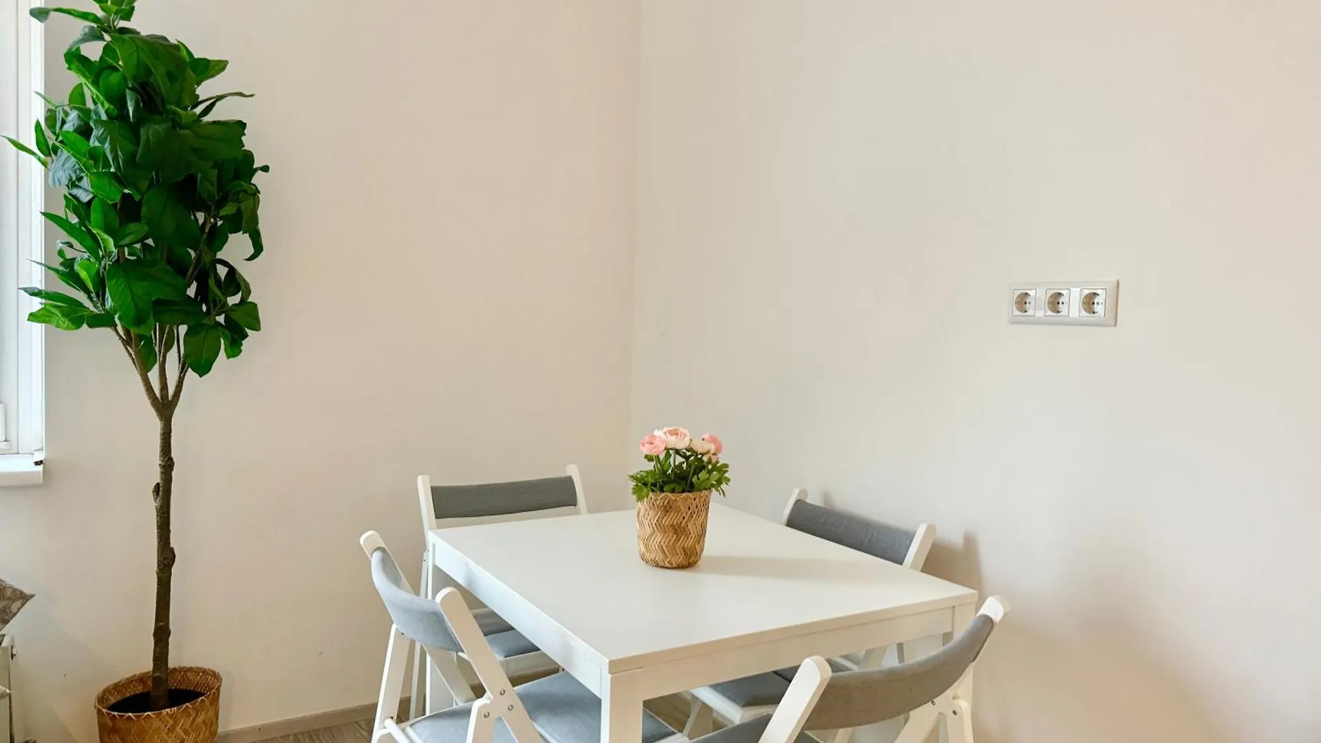 Cosy Schoenbrunn Suites - Free Underground Parking Vienna Apartment