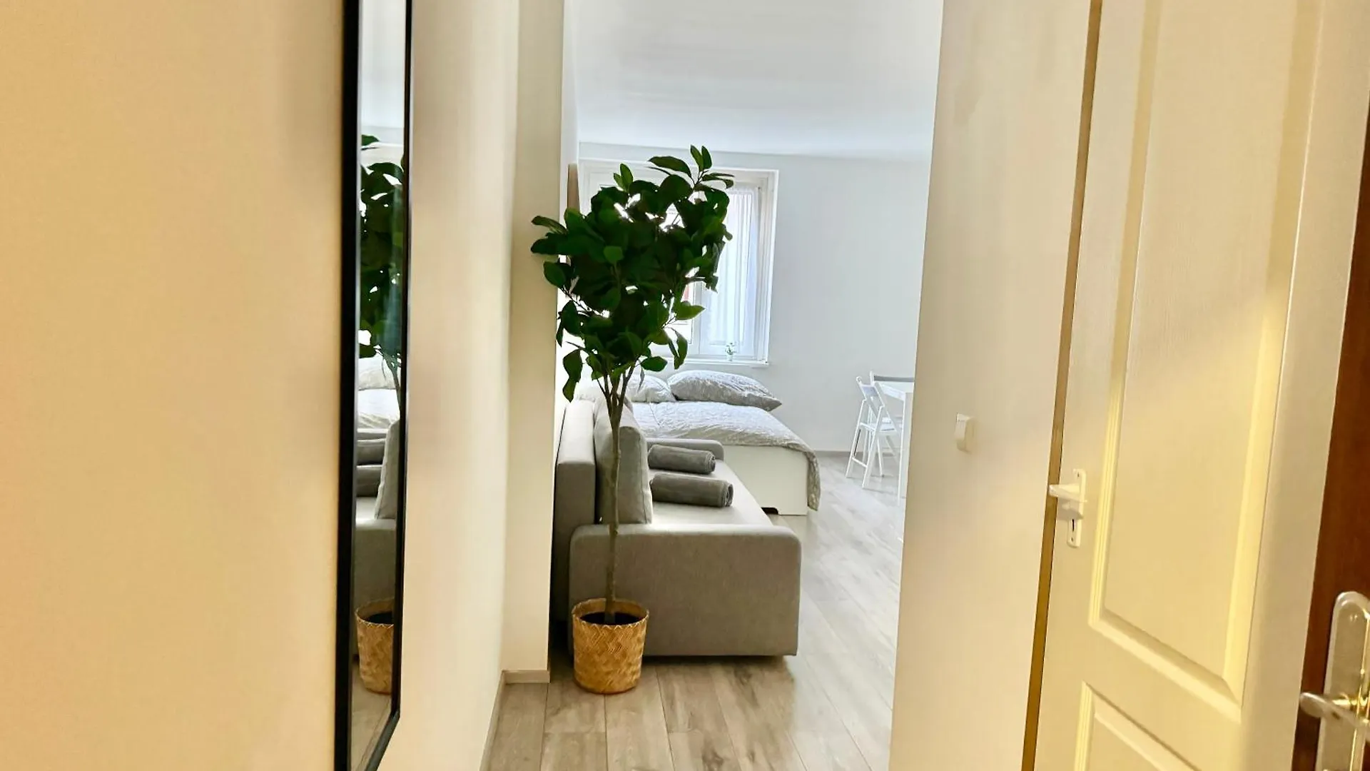 Cosy Schoenbrunn Suites - Free Underground Parking Vienna Austria