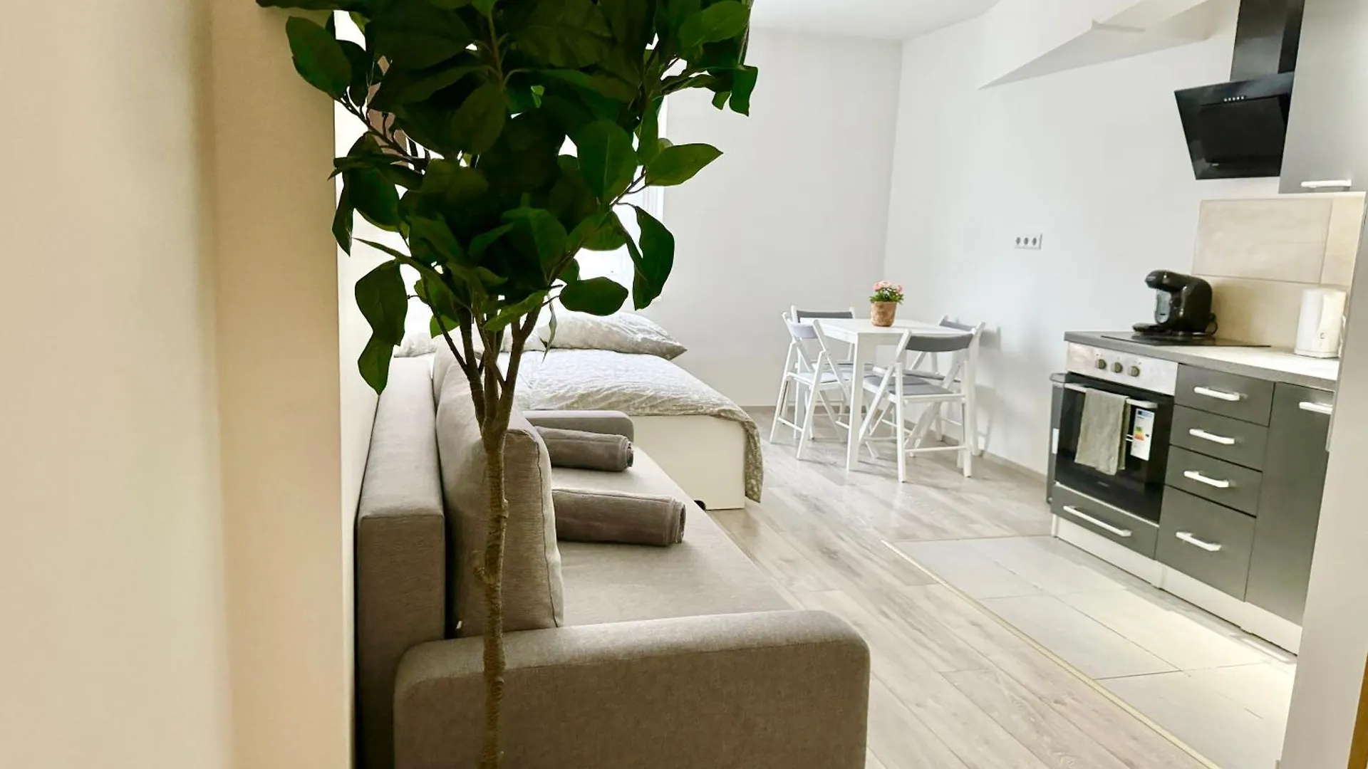 Cosy Schoenbrunn Suites - Free Underground Parking Vienna