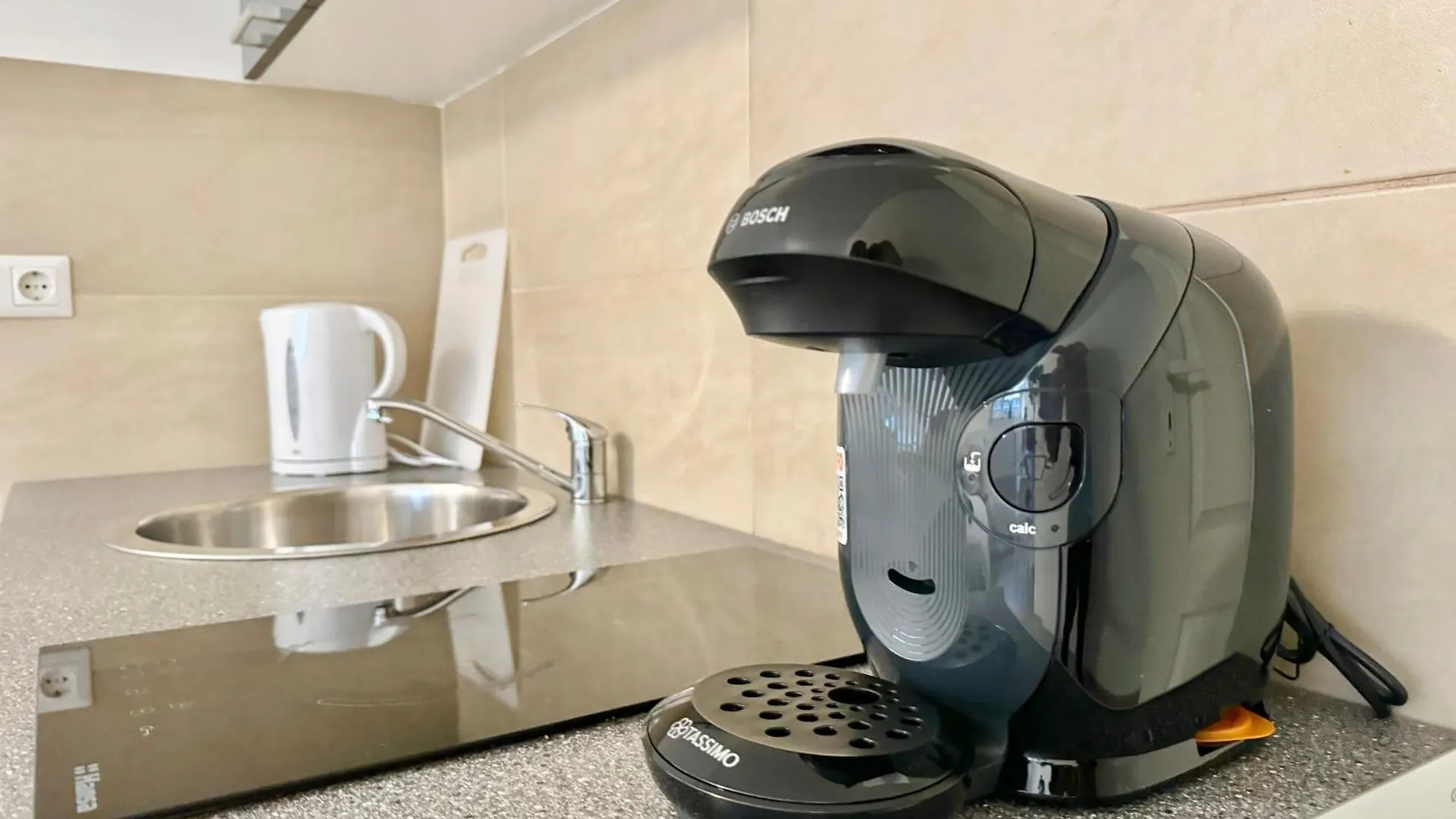 Cosy Schoenbrunn Suites - Free Underground Parking Vienna Apartment